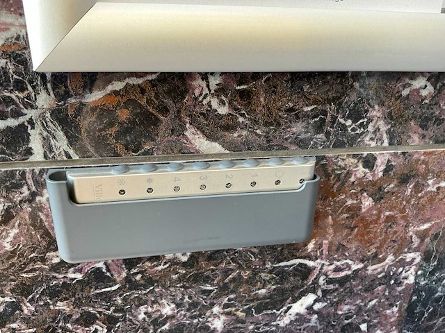 Villeroy&boch burgundy badmeubel met wandkasten en waskommen - afbeelding 8 van  16