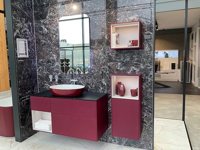 Villeroy&boch burgundy badmeubel met wandkasten en waskommen - afbeelding 1 van  16