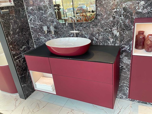 Villeroy&boch burgundy badmeubel met wandkasten en waskommen - afbeelding 10 van  16