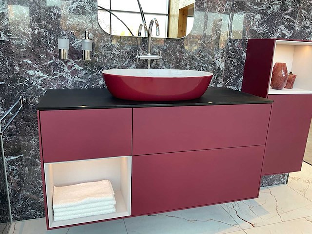 Villeroy&boch burgundy badmeubel met wandkasten en waskommen - afbeelding 11 van  16