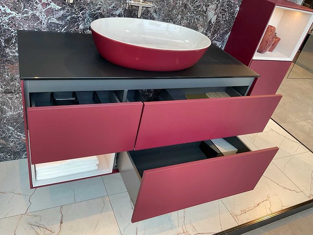 Villeroy&boch burgundy badmeubel met wandkasten en waskommen - afbeelding 12 van  16