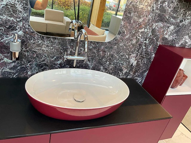 Villeroy&boch burgundy badmeubel met wandkasten en waskommen - afbeelding 13 van  16