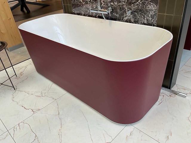 Villeroy&boch burgundy vrijstaand bad - afbeelding 2 van  6