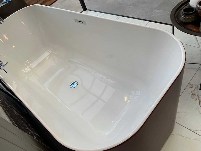 Villeroy&boch burgundy vrijstaand bad - afbeelding 4 van  6