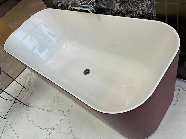 Villeroy&boch burgundy vrijstaand bad - afbeelding 5 van  6