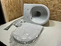 Villeroy&boch hangend toilet met toiletbril - afbeelding 2 van  4