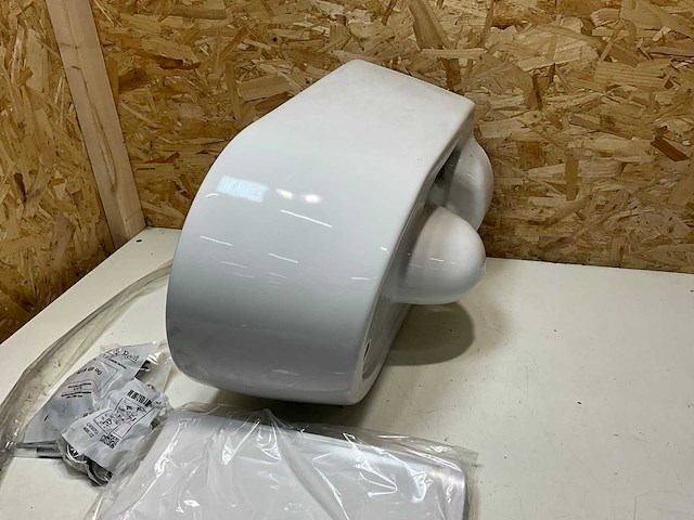 Villeroy&boch hangend toilet met toiletbril - afbeelding 3 van  4