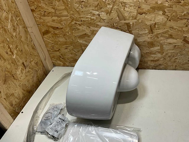 Villeroy&boch hangend toilet met toiletbril - afbeelding 4 van  4