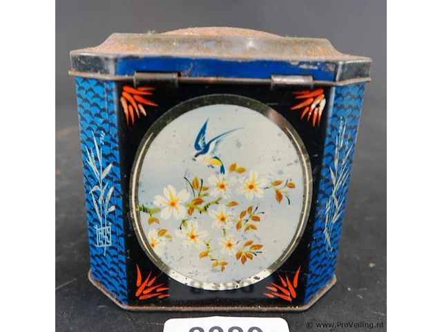 Vintage achtkantige blikken doos met een japans geïnspireerd lithografisch ontwerp, zoals een oude thee- of snoepdoos - afbeelding 2 van  5