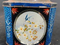 Vintage achtkantige blikken doos met een japans geïnspireerd lithografisch ontwerp, zoals een oude thee- of snoepdoos - afbeelding 2 van  5