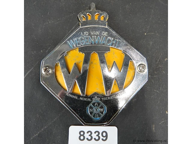 Vintage anwb wegenwacht grille-embleem (schildje) uit de 20e eeuw, bedoeld om vroeger op de voorzijde (grille) van een auto te bevestigen - afbeelding 1 van  5