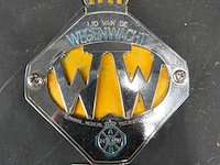 Vintage anwb wegenwacht grille-embleem (schildje) uit de 20e eeuw, bedoeld om vroeger op de voorzijde (grille) van een auto te bevestigen