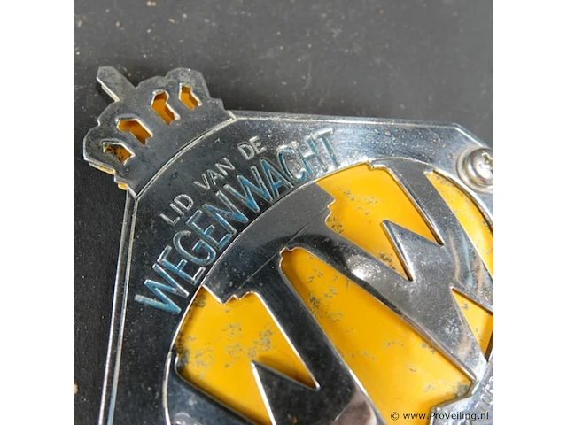 Vintage anwb wegenwacht grille-embleem (schildje) uit de 20e eeuw, bedoeld om vroeger op de voorzijde (grille) van een auto te bevestigen - afbeelding 4 van  5