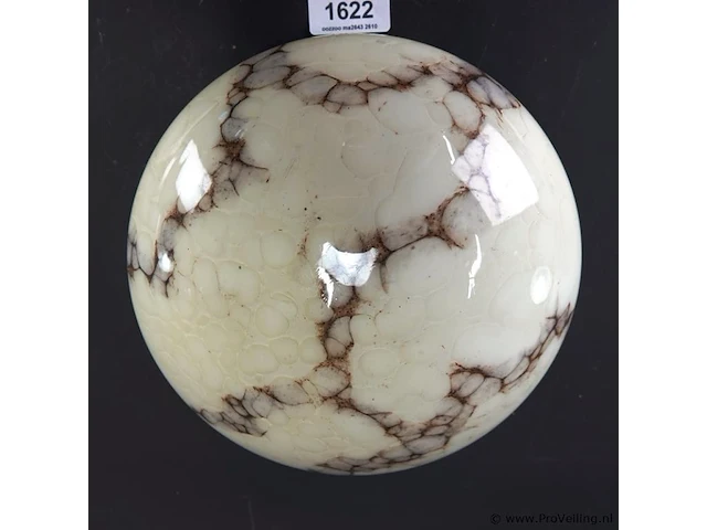 Vintage art deco lampenkap van gewolkt glas met opvallende donkere, marmerachtige aders in beige- en bruintinten - afbeelding 2 van  5
