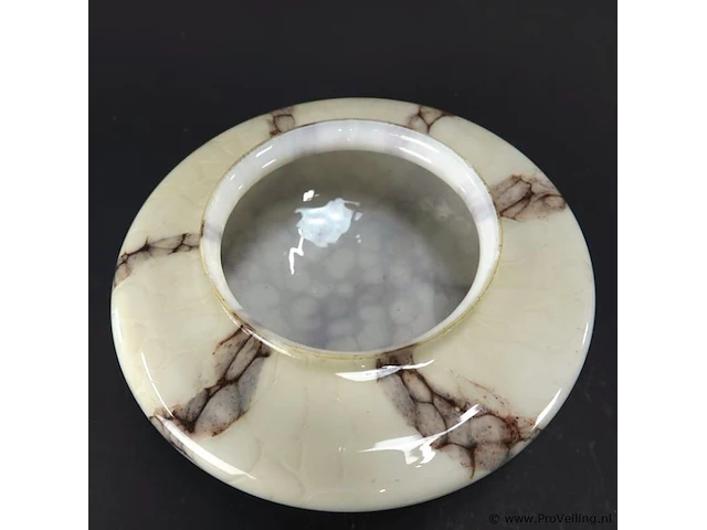 Vintage art deco lampenkap van gewolkt glas met opvallende donkere, marmerachtige aders in beige- en bruintinten - afbeelding 5 van  5