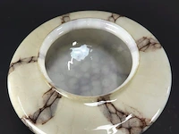 Vintage art deco lampenkap van gewolkt glas met opvallende donkere, marmerachtige aders in beige- en bruintinten - afbeelding 5 van  5