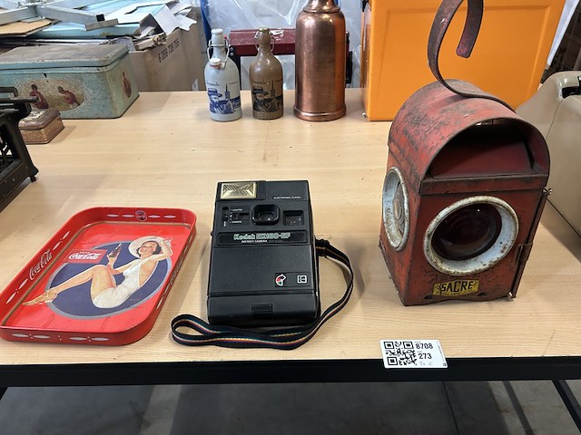 Vintage artikelen w.o. camera, wegwerkers lamp kodak, sacre, coca-cola - afbeelding 1 van  6