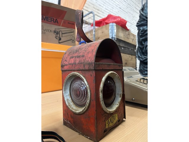 Vintage artikelen w.o. camera, wegwerkers lamp kodak, sacre, coca-cola - afbeelding 3 van  6