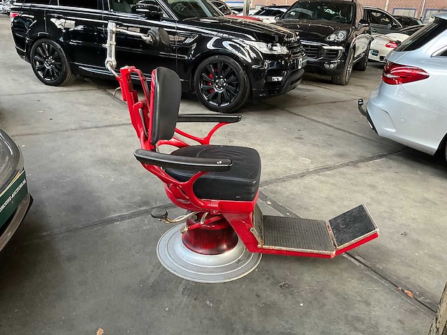 Vintage barbiersstoel - afbeelding 1 van  6