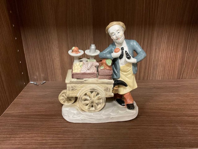 Vintage beeldje “fruitverkoper met kar” - afbeelding 1 van  3