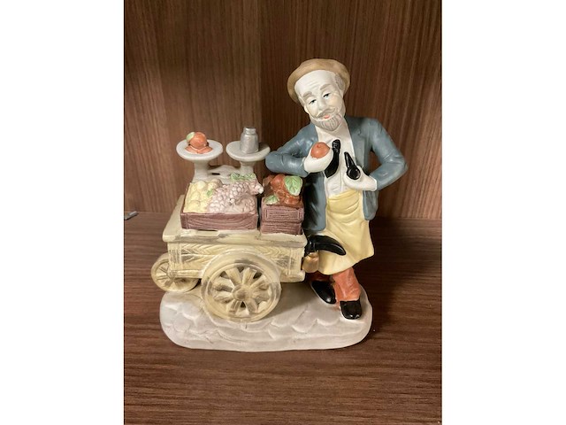 Vintage beeldje “fruitverkoper met kar” - afbeelding 2 van  3