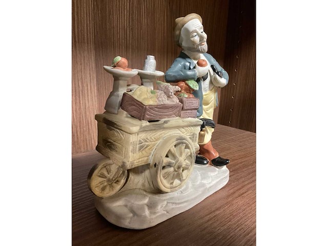 Vintage beeldje “fruitverkoper met kar” - afbeelding 3 van  3