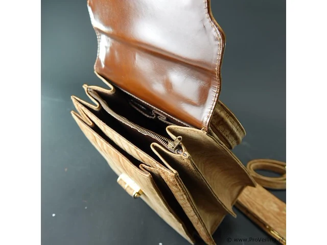 Vintage beige lederen handtas met bijpassende portefeuille en poederdoos - afbeelding 7 van  7