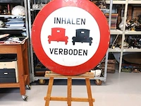 Vintage beschilderd ijzeren bord verboden in te halen