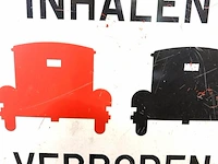 Vintage beschilderd ijzeren bord verboden in te halen - afbeelding 4 van  6