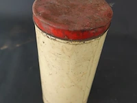 Vintage bolletje beschuitbus crème-wit blik met een rood deksel en een herkenbaar bakkersfiguurtje in een rode ruit - afbeelding 4 van  5