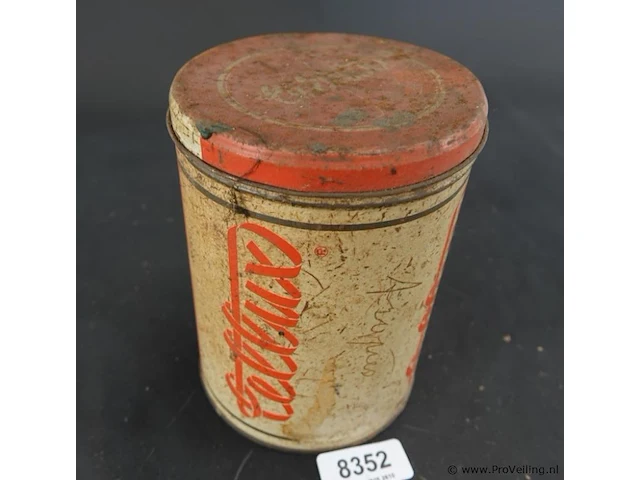Vintage cellux blikken voorraadbus afkomstig uit zwitserland, waar het merk bekend stond om zijn plakband. het blik heeft een witte ondergrond met opvallende rode letters ("cellux") en een rood deksel - afbeelding 1 van  5