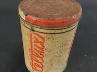 Vintage cellux blikken voorraadbus afkomstig uit zwitserland, waar het merk bekend stond om zijn plakband. het blik heeft een witte ondergrond met opvallende rode letters ("cellux") en een rood deksel
