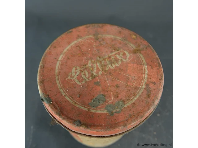 Vintage cellux blikken voorraadbus afkomstig uit zwitserland, waar het merk bekend stond om zijn plakband. het blik heeft een witte ondergrond met opvallende rode letters ("cellux") en een rood deksel - afbeelding 3 van  5
