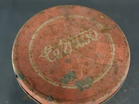Vintage cellux blikken voorraadbus afkomstig uit zwitserland, waar het merk bekend stond om zijn plakband. het blik heeft een witte ondergrond met opvallende rode letters ("cellux") en een rood deksel - afbeelding 3 van  5