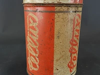 Vintage cellux blikken voorraadbus afkomstig uit zwitserland, waar het merk bekend stond om zijn plakband. het blik heeft een witte ondergrond met opvallende rode letters ("cellux") en een rood deksel - afbeelding 4 van  5