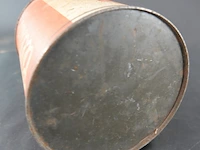 Vintage cellux blikken voorraadbus afkomstig uit zwitserland, waar het merk bekend stond om zijn plakband. het blik heeft een witte ondergrond met opvallende rode letters ("cellux") en een rood deksel - afbeelding 5 van  5