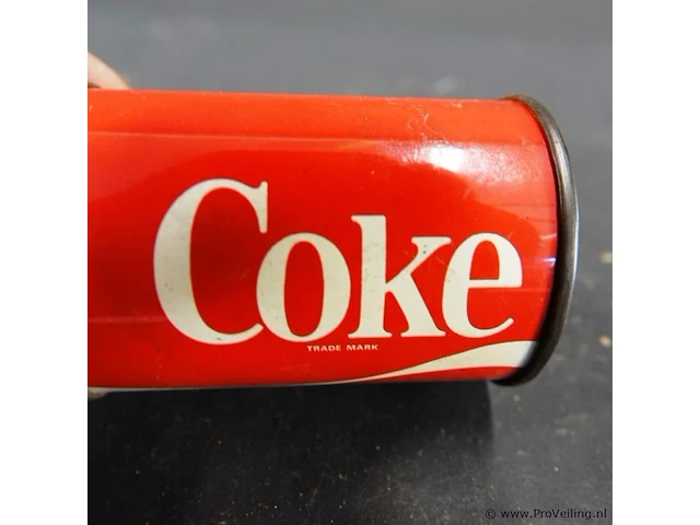 Vintage coca-cola blikals een spaarpot of blikje in retro-stijl - afbeelding 4 van  5