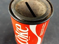 Vintage coca-cola blikals een spaarpot of blikje in retro-stijl - afbeelding 5 van  5