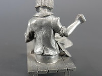 Vintage daalderop tinnen beeldje van een ambachtsman - afbeelding 4 van  5