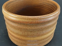 Vintage denby langley canterbury aardewerk suikerpotje met een geribbelde textuur en een warme bruin/okerkleurige glazuur - afbeelding 1 van  5