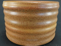 Vintage denby langley canterbury aardewerk suikerpotje met een geribbelde textuur en een warme bruin/okerkleurige glazuur - afbeelding 2 van  5