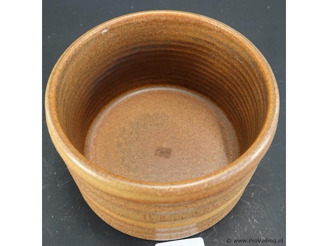 Vintage denby langley canterbury aardewerk suikerpotje met een geribbelde textuur en een warme bruin/okerkleurige glazuur - afbeelding 3 van  5