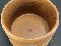 Vintage denby langley canterbury aardewerk suikerpotje met een geribbelde textuur en een warme bruin/okerkleurige glazuur - afbeelding 3 van  5