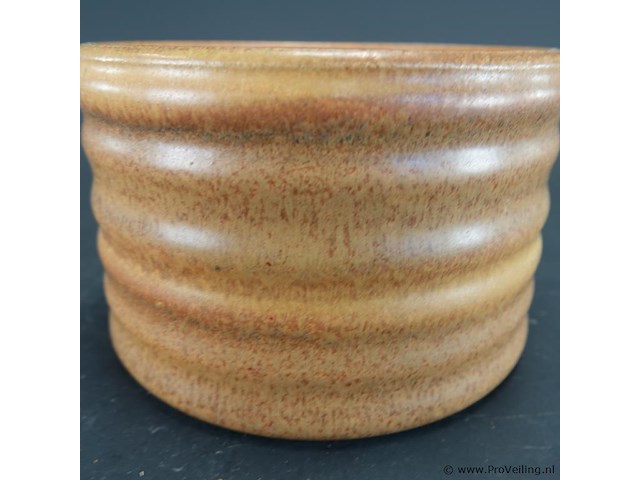 Vintage denby langley canterbury aardewerk suikerpotje met een geribbelde textuur en een warme bruin/okerkleurige glazuur - afbeelding 4 van  5