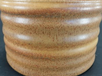 Vintage denby langley canterbury aardewerk suikerpotje met een geribbelde textuur en een warme bruin/okerkleurige glazuur - afbeelding 4 van  5