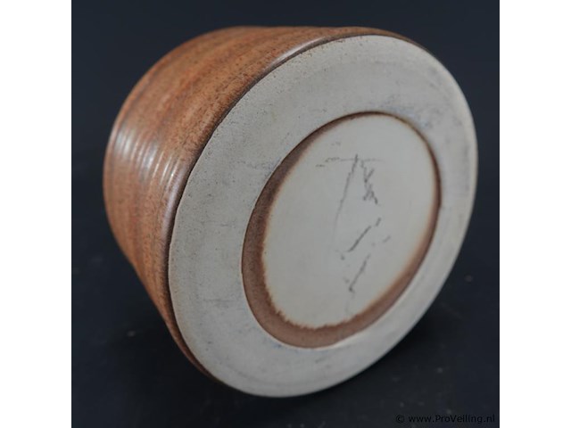 Vintage denby langley canterbury aardewerk suikerpotje met een geribbelde textuur en een warme bruin/okerkleurige glazuur - afbeelding 5 van  5