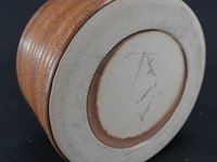 Vintage denby langley canterbury aardewerk suikerpotje met een geribbelde textuur en een warme bruin/okerkleurige glazuur - afbeelding 5 van  5