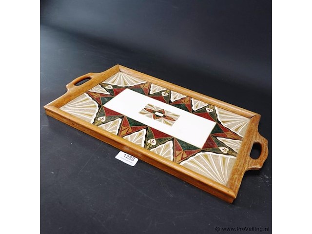 Vintage dienblad. bodem bestaat ui t 1 grote porseleinen tegel - afbeelding 1 van  5