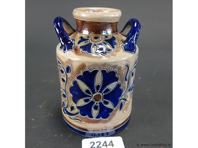 Vintage duits keramieken kruikje of oorvaasje met zoutglazuur en kobaltblauwe florale beschildering - afbeelding 1 van  5