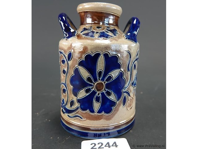 Vintage duits keramieken kruikje of oorvaasje met zoutglazuur en kobaltblauwe florale beschildering - afbeelding 2 van  5